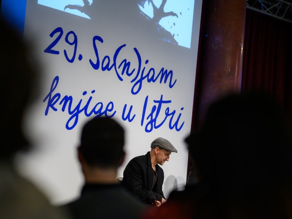 Novosti - Naučite bar jedan stih trebat će nam - Danijel Žeželj: Kao Pas, Danijel Žeželj © Matija Šćulac