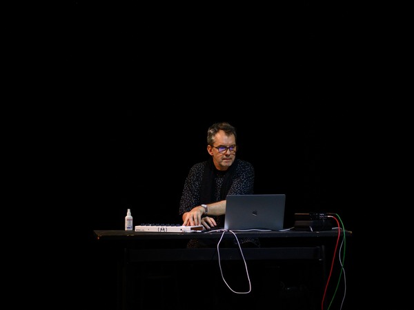Novosti - Od ritma stripa do dualnosti - Performans Šesto čulo, Drago Ivanuša © Matija Šćulac