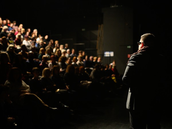 Novosti - Od ritma stripa do dualnosti - Performans Šesto čulo, © Matija Šćulac