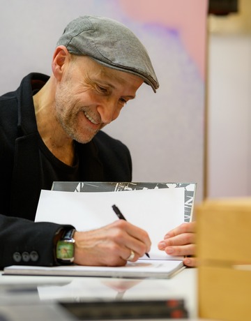 Danijel Žeželj predstavio grafičku novelu "Kao pas" i otvorio izložbu svog stripa u Makini: Neizmjerno vjerujem u kreativnost - to je jedino što će nas održati